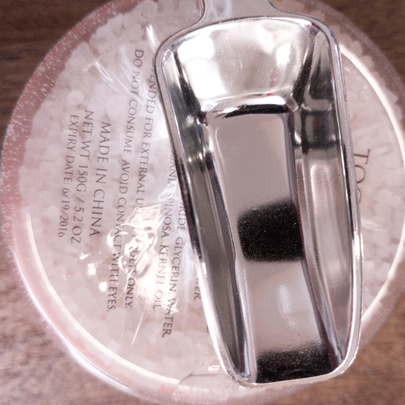 A two piece set of Bath Salts and a scooper - Picture 4 of 8